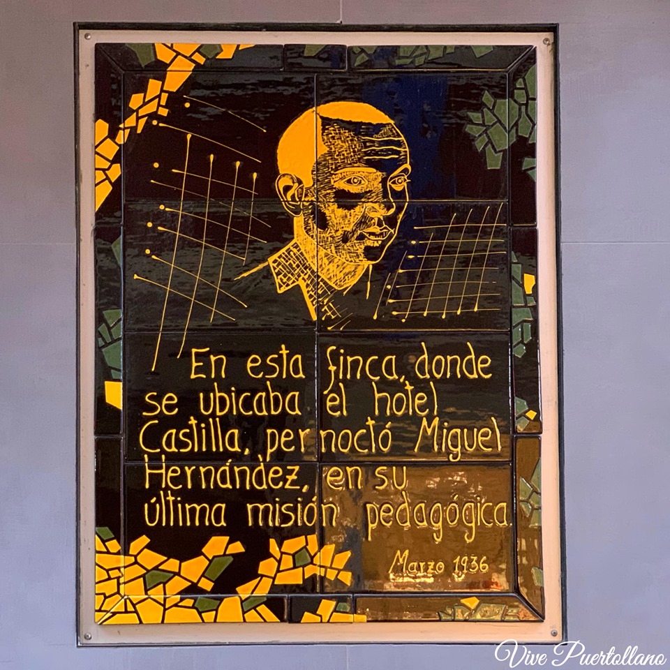 Placa conmemorativa de la estancia del poeta Miguel Hernández en el Hotel Castilla