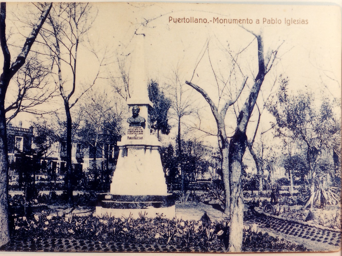 Monumento Pablo Iglesias en los jardines cercanos a la Fuente Agria