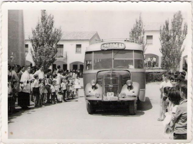 Autocar de Rivilla, en la plaza de San José (barriada 309), festividad de San Cristóbal en Puertollano año 1957