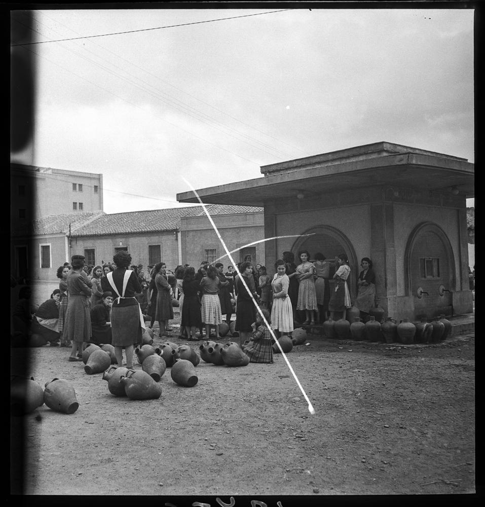 Grupo de mujeres que esperan en la fuente publica Calvo Sotelo junto a unos cántaros. Avenida de los Mártires. 1950 Fotografía Otto-Wunderlich