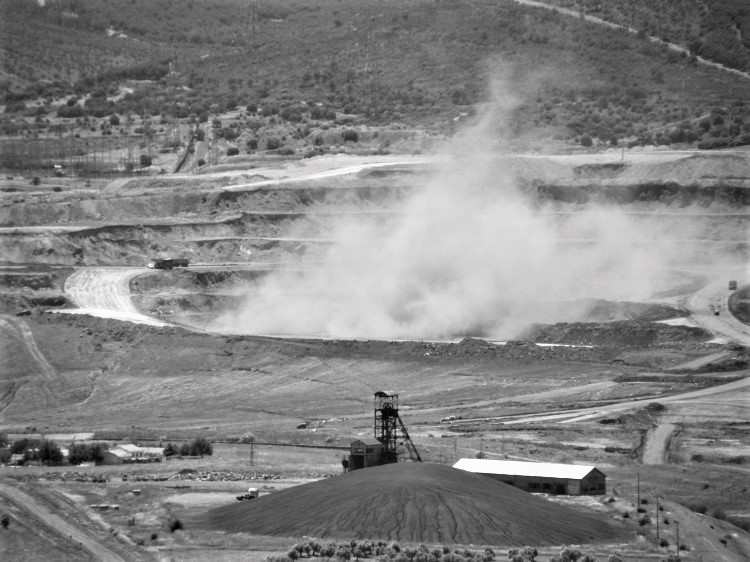 Extracción de carbón en Mina Enma. Se puede apreciar en primer término el Pozo Elorza