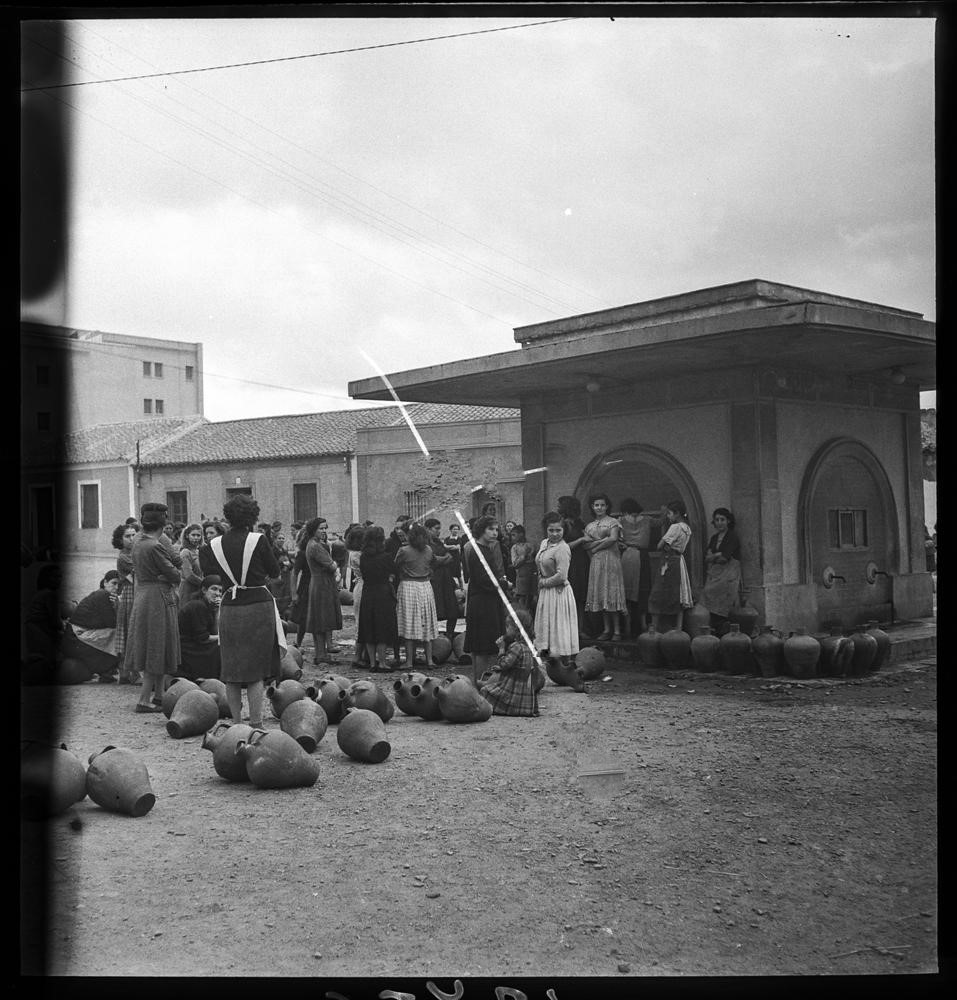 Grupo de mujeres que esperan en una fuente junto a unos cántaros 1950-Fot.-Otto-Wunderlich