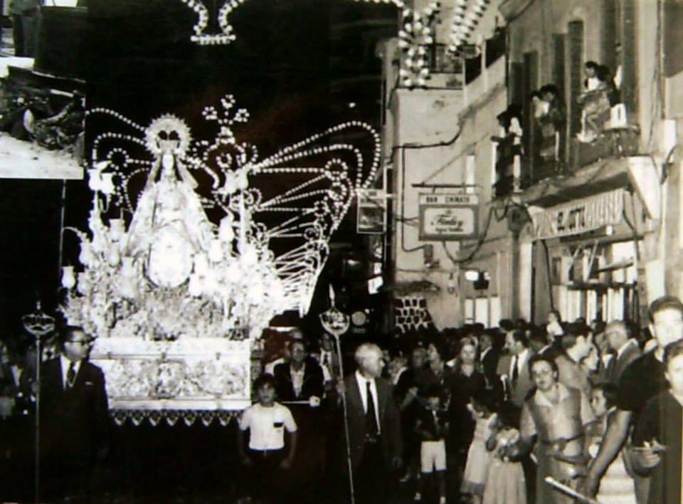 La Virgen de Gracia a su paso por el Paseo San Gregorio. Años 80