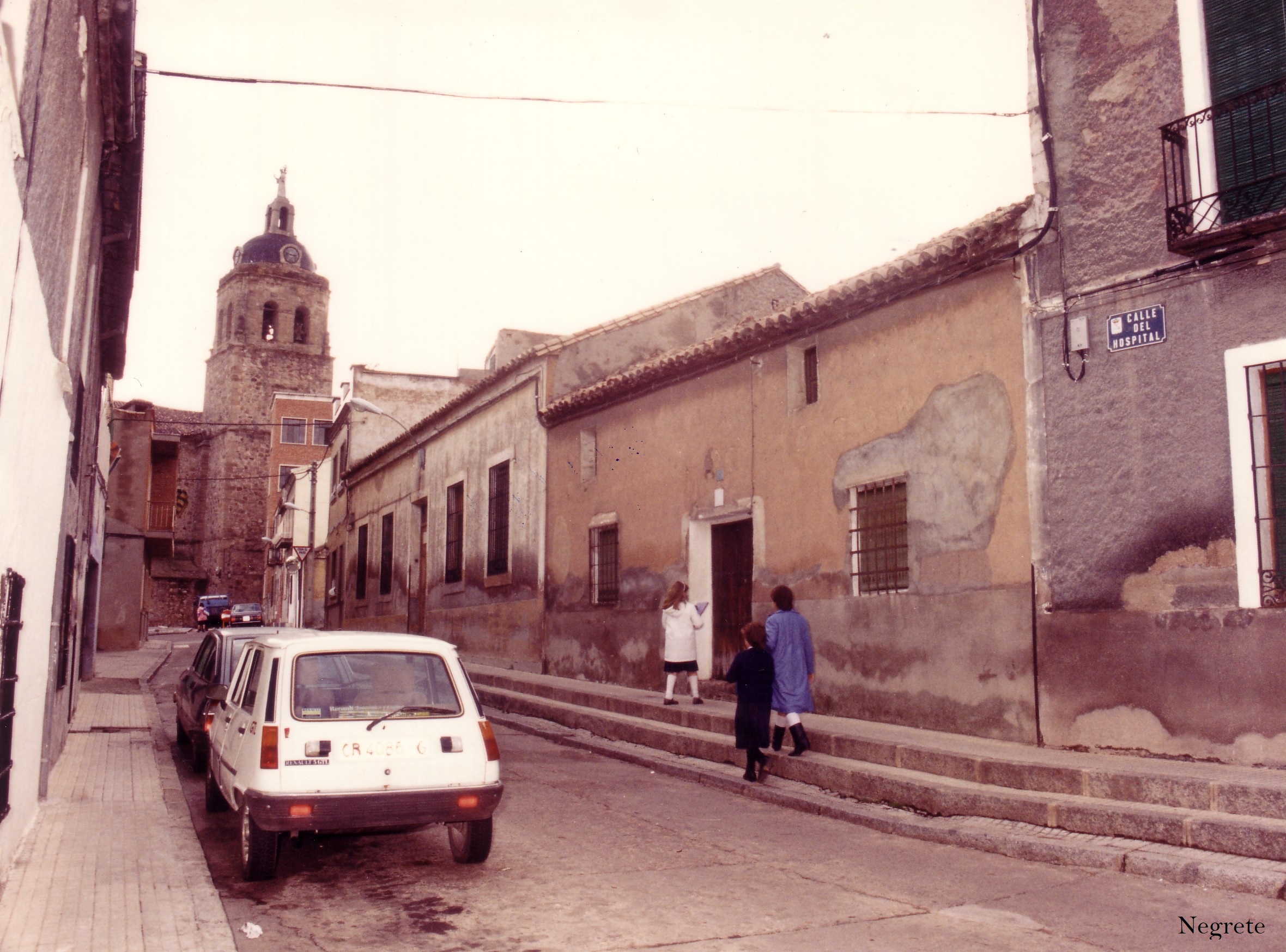 Calle Hospital y al fondo la Iglesia de la Asunción. A la derecha estaría los antiguos juzgados. Fotografía F. Negrete 1990