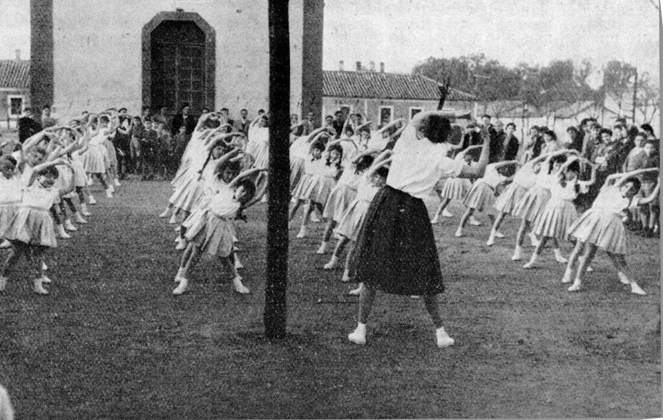 Gimnasia femenina en la barriada Asdrúbal.